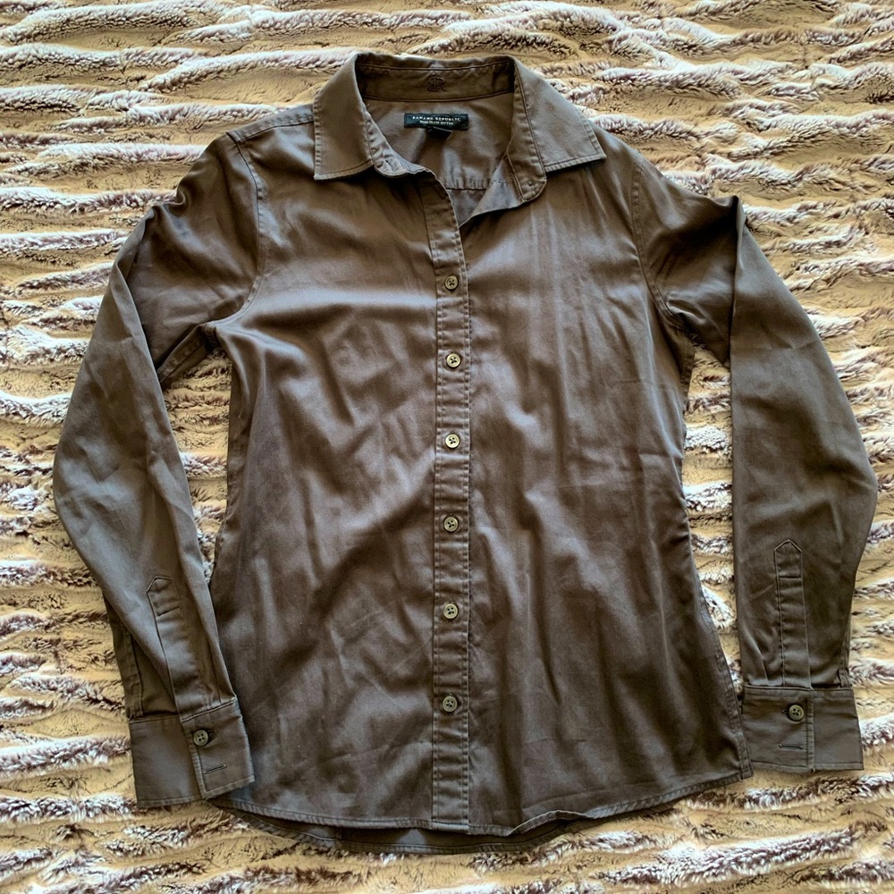 Size 2 Non Iron Banana Republic Button Up Dress Shirt